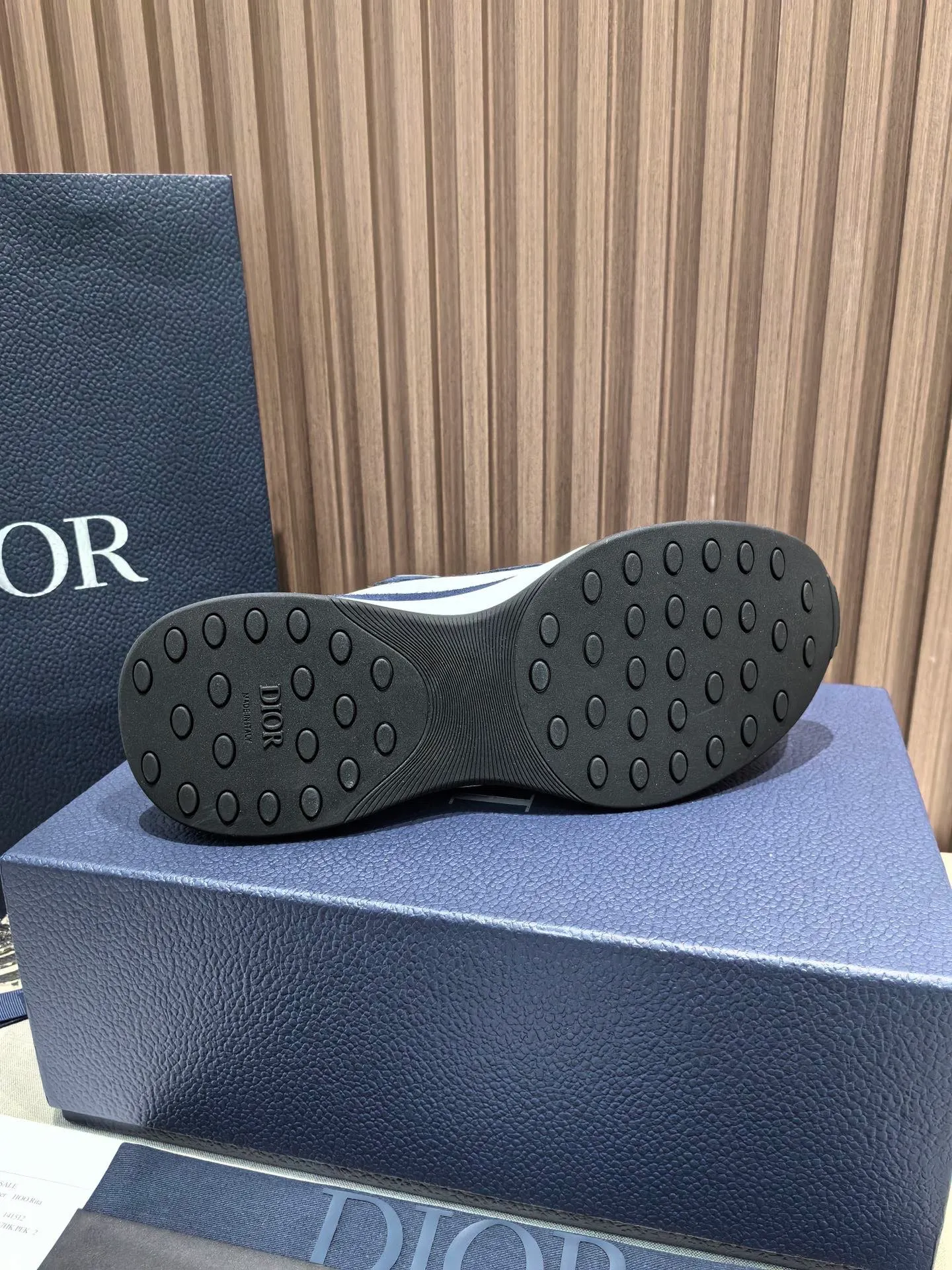 Factory price: 440💰 🔍Top purchasing agent🇮🇹 Dior's super-popular sports shoes, popular for street men, are synchronized with the new product counters. The uppers are made of Italian original imported cowhide and matched with D's customized fabrics. It is a must-have for fashionistas. The complex craftsmanship is perfectly reproduced. Imported soft cowhide foot pads, soles: original soles specially provided by the original factory, exclusive movable molded soles are super comfortable, original factory follow-up goods, 🔍🔍high quality, you can enter and exit the counter at will, welcome to compare, code number 38-45 (46 can be customized and cannot be returned or exchanged)